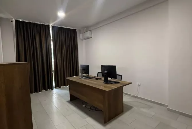 Ambiente Commerciale in Affitto 3+1 a Tirana - 448 Euro