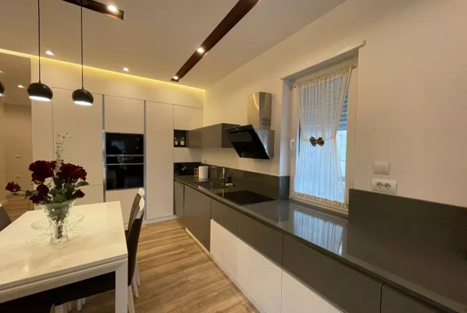 Shtepi me qera Apartament ne Tirane, 3+1, Mobilimi E mobiluar, Pagesa 1,347  Euro.