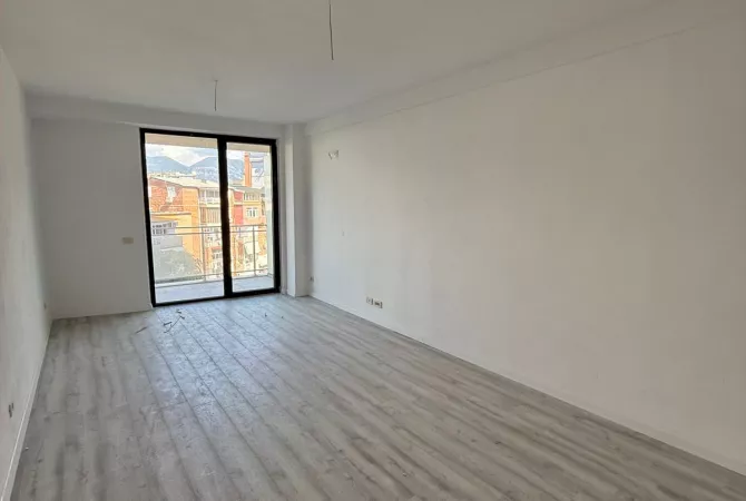 Ambient biznesi me qera 3+1 ne Tirane - 600 Euro
