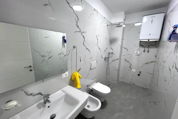 APARTAMENT 1+1 + nje post parkimi PER QERA TEK BULEVARDI Ri!