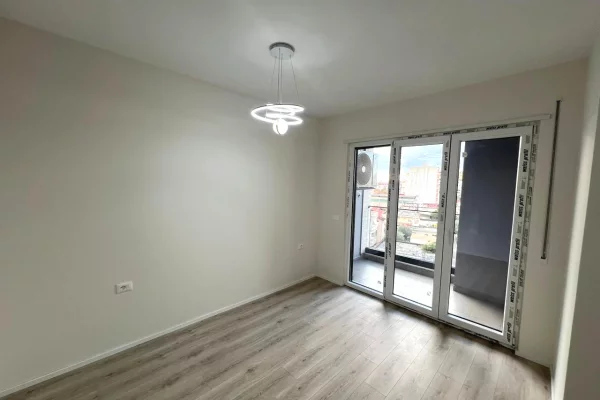 APARTAMENT 1+1 + nje post parkimi PER QERA TEK BULEVARDI Ri!