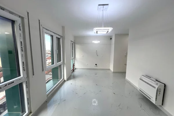 APARTAMENT 1+1 + nje post parkimi PER QERA TEK BULEVARDI Ri!