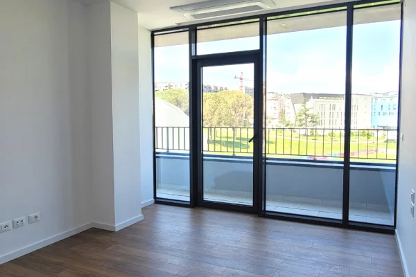 Ambient biznesi me qera 3+1 ne Tirane - 1,397 Euro