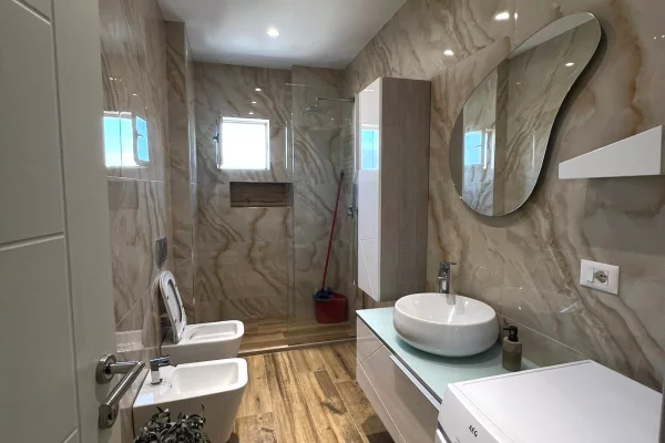 Shtepi me qera Apartament ne Tirane, 2+1, Mobilimi E mobiluar, Pagesa 697  Euro.