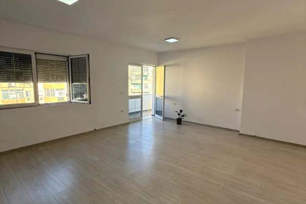 Ambient biznesi me qera 3+1 ne Tirane - 997 Euro