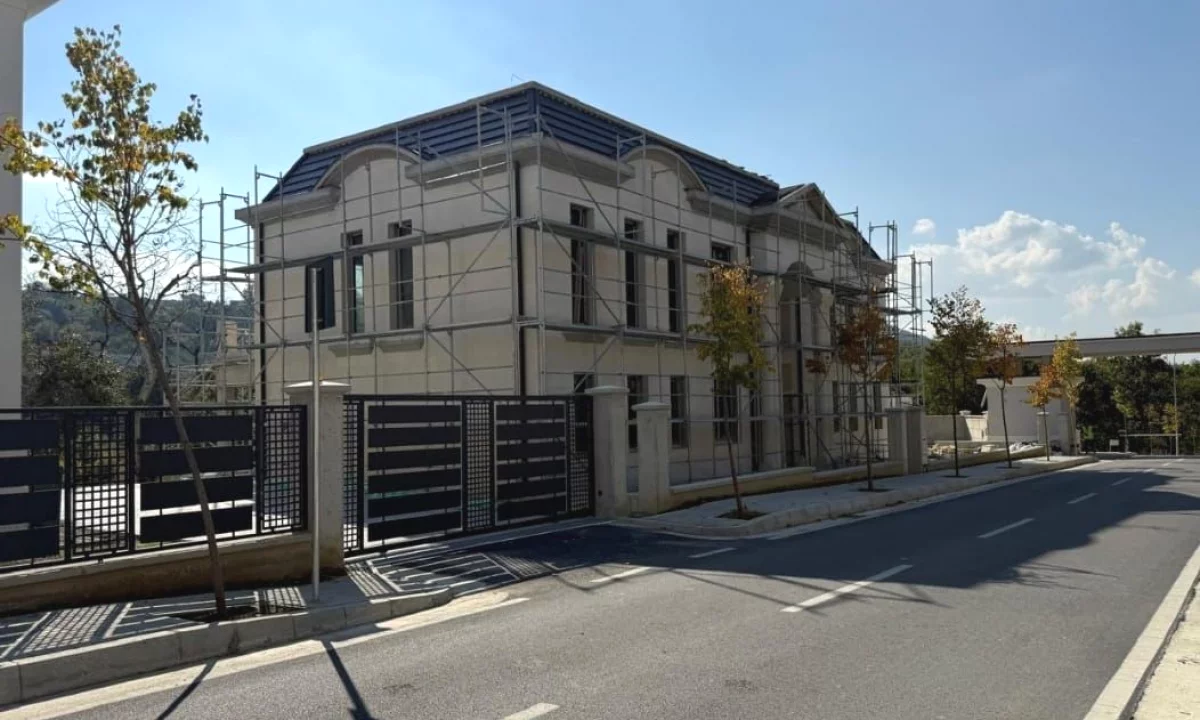 Shtepi ne shitje Vila Luksoze ne Tirane, 5+1, Mobilimi Bosh, pa mobiluar, Pagesa 2,849,980  Euro.