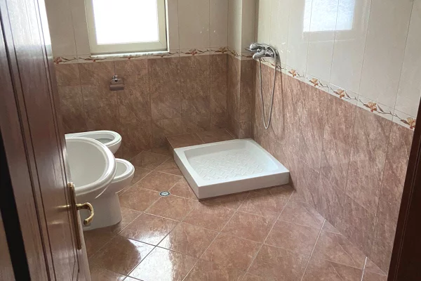 Business Property for Rent 3+1 in Tirana - 997 Euro