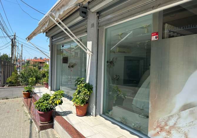 Ambient Biznesi/ Dyqan per qira 390 Euro - Rrethrrotullimi i Saukut