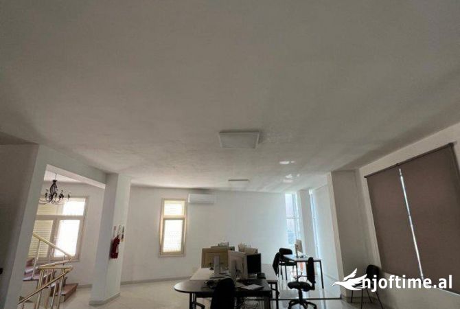 Ambient biznesi me qera 3+1 ne Tirane - 2,000 Euro