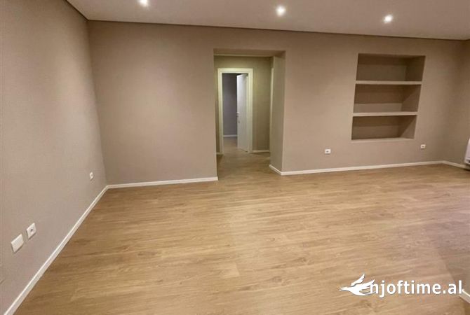 Ambient biznesi me qera 3+1 ne Tirane - 900 Euro