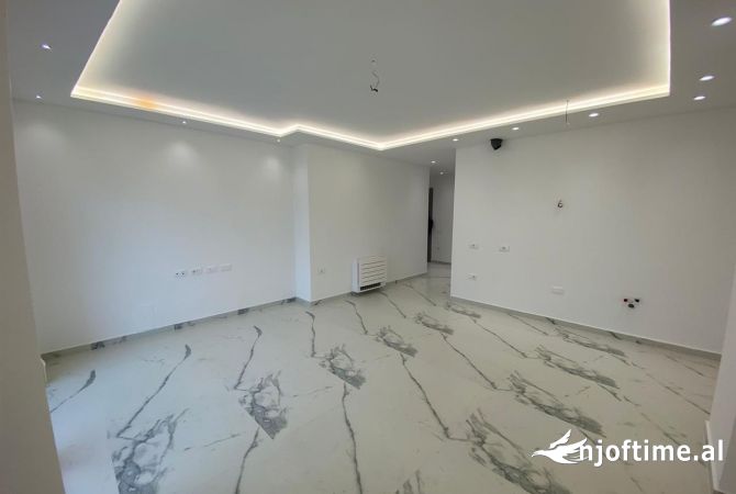 Ambient biznesi me qera 3+1 ne Tirane - 1,000 Euro