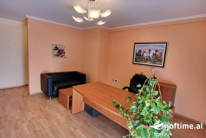 Ambient biznesi me qera 3+1 ne Tirane - 600 Euro