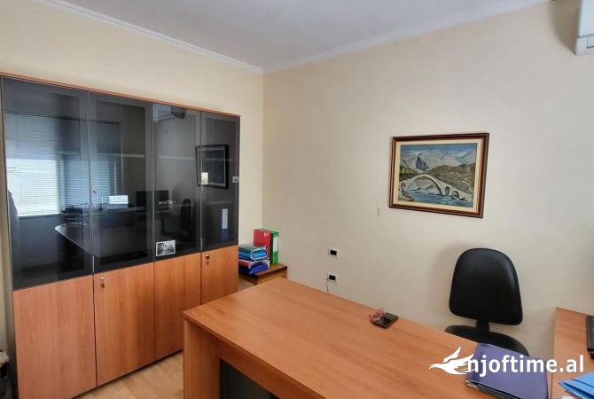 Ambient biznesi me qera 3+1 ne Tirane - 600 Euro