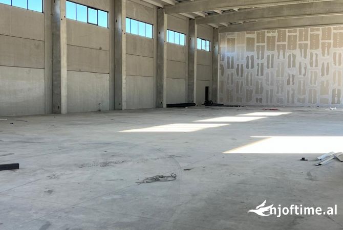 Ambiente Commerciale in Affitto 4+1 a Tirana - 7,500 Euro