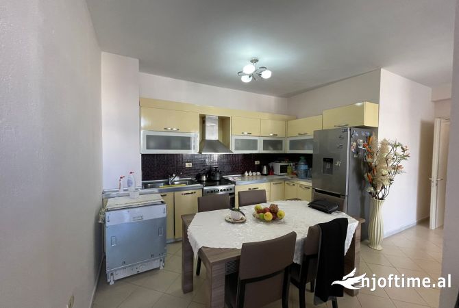 Shtepi ne shitje Apartament ne Tirane, 2+1, Mobilimi E mobiluar, Pagesa 141,000  Euro.
