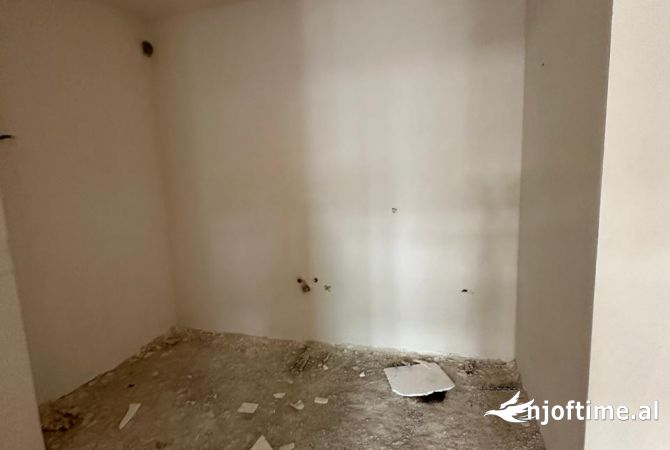Shtepi ne shitje Apartament ne Tirane, 2+1, Mobilimi Bosh, pa mobiluar, Pagesa 124,500  Euro.
