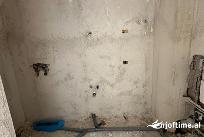 Shtepi ne shitje Apartament ne Tirane, 2+1, Mobilimi Bosh, pa mobiluar, Pagesa 124,500  Euro.