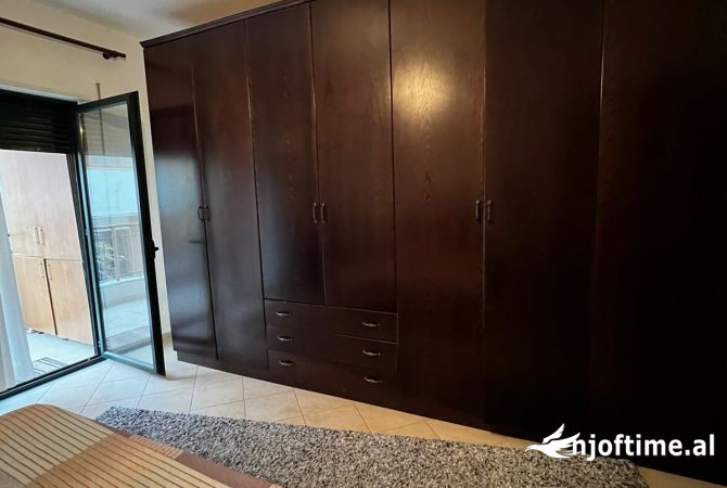 Shtepi ne shitje Apartament ne Tirane, 1+1, Mobilimi E mobiluar, Pagesa 122,000  Euro.