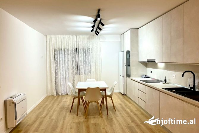 Shtepi ne shitje Apartament ne Tirane, 2+1, Mobilimi E mobiluar, Pagesa 250,000  Euro.