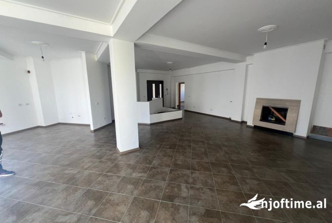 Shtepi ne shitje Vila Luksoze ne Tirane, 6+1, Mobilimi Pjeserisht e mobiluar, Pagesa 650,000  Euro.