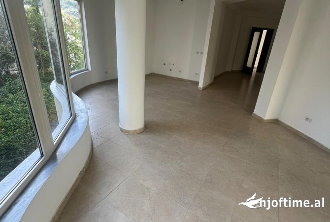 Shtepi ne shitje Vila Luksoze ne Tirane, 6+1, Mobilimi Pjeserisht e mobiluar, Pagesa 650,000  Euro.