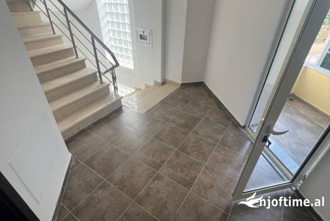 Shtepi ne shitje Vila Luksoze ne Tirane, 6+1, Mobilimi Pjeserisht e mobiluar, Pagesa 650,000  Euro.