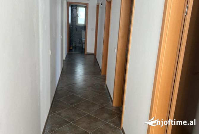 Shtepi ne shitje Vila Luksoze ne Tirane, 6+1, Mobilimi Pjeserisht e mobiluar, Pagesa 650,000  Euro.