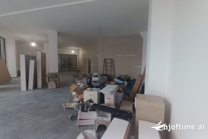 Ambient biznesi me qera 2+1 ne Tirane - 1,200 Euro