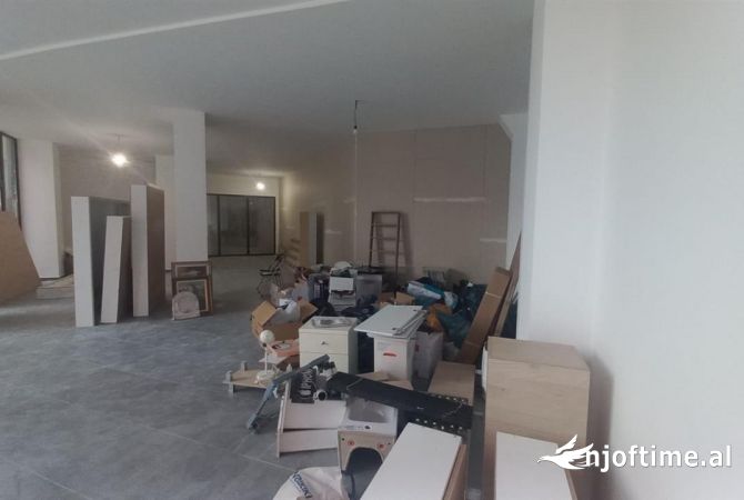 Ambient biznesi me qera 2+1 ne Tirane - 1,200 Euro