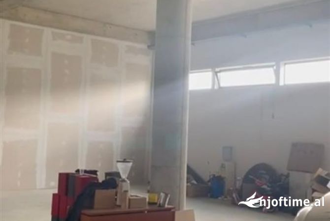 Ambient biznesi me qera 4+1 ne Tirane - 1,200 Euro