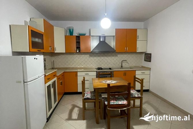 Shtepi me qera Apartament ne Tirane, 2+1, Mobilimi E mobiluar, Pagesa 650  Euro.