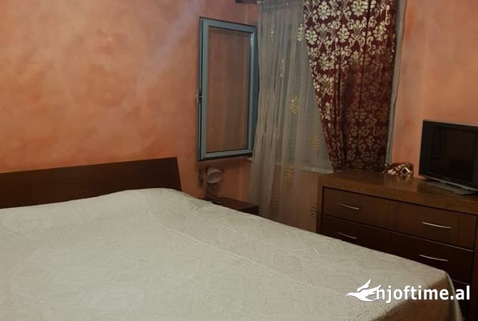Shtepi ne shitje Apartament ne Tirane, 1+1, Mobilimi E mobiluar, Pagesa 150,000  Euro.