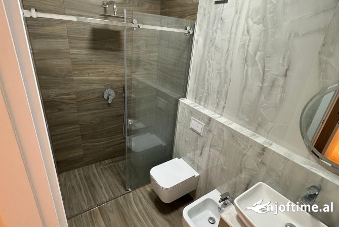 Shtepi ne shitje Apartament ne Tirane, 2+1, Mobilimi E mobiluar, Pagesa 195,000  Euro.