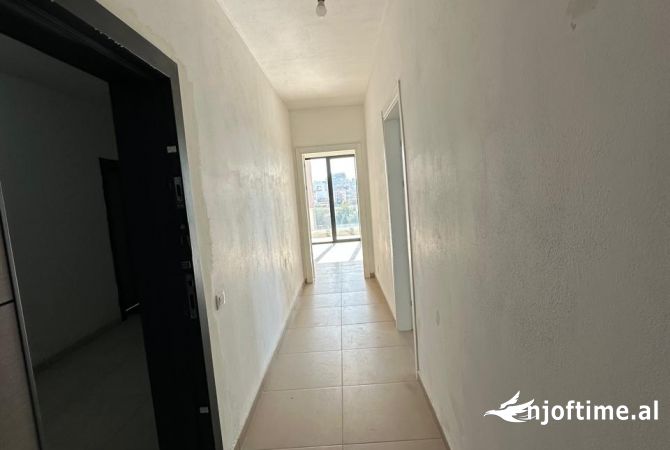 Shtepi ne shitje Apartament ne Tirane, 1+1, Mobilimi Pjeserisht e mobiluar, Pagesa 81,000  Euro.