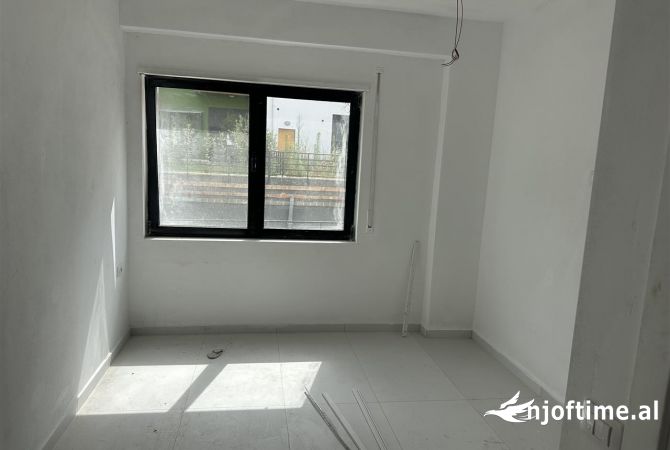 Shtepi ne shitje Apartament ne Tirane, 2+1, Mobilimi Bosh, pa mobiluar, Pagesa 167,000  Euro.