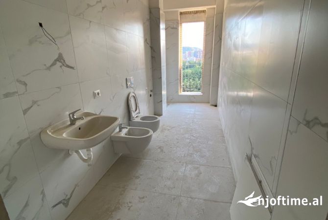 Shtepi ne shitje Apartament ne Tirane, 3+1, Mobilimi Bosh, pa mobiluar, Pagesa 250,000  Euro.