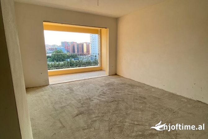 Shtepi ne shitje Apartament ne Tirane, 3+1, Mobilimi Bosh, pa mobiluar, Pagesa 250,000  Euro.