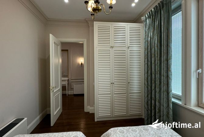 Shtepi ne shitje Vila Luksoze ne Tirane, 4+1, Mobilimi E mobiluar, Pagesa 2,000,000  Euro.