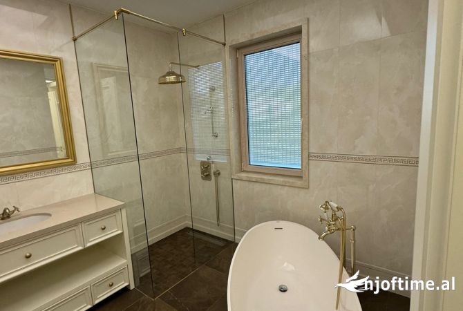 Shtepi ne shitje Vila Luksoze ne Tirane, 4+1, Mobilimi E mobiluar, Pagesa 2,000,000  Euro.