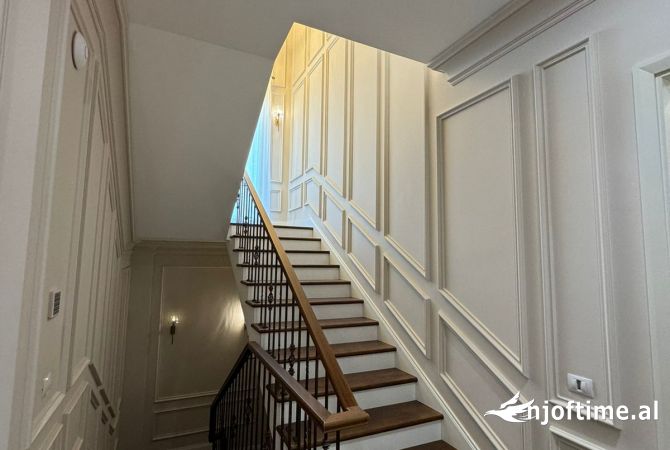 Shtepi ne shitje Vila Luksoze ne Tirane, 4+1, Mobilimi E mobiluar, Pagesa 2,000,000  Euro.