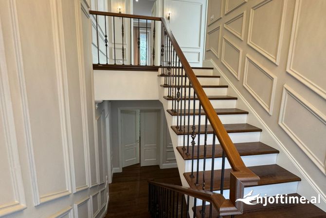 Shtepi ne shitje Vila Luksoze ne Tirane, 4+1, Mobilimi E mobiluar, Pagesa 2,000,000  Euro.