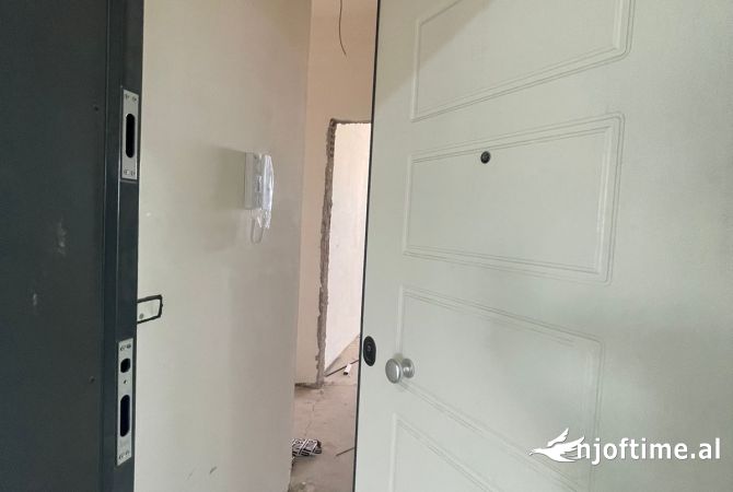 Shtepi ne shitje Apartament ne Tirane, 2+1, Mobilimi Bosh, pa mobiluar, Pagesa 201,250  Euro.