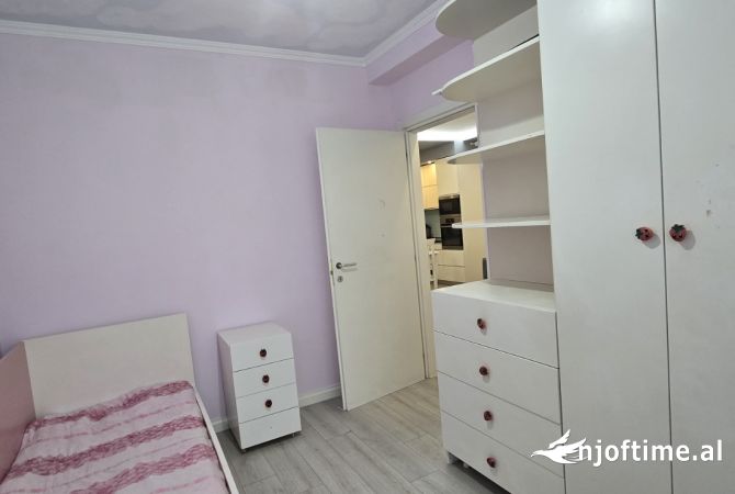 Shtepi ne shitje Apartament ne Tirane, 2+1, Mobilimi E mobiluar, Pagesa 165,000  Euro.