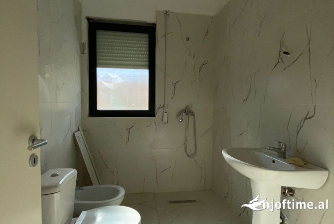 Shtepi ne shitje Apartament ne Tirane, 3+1, Mobilimi Bosh, pa mobiluar, Pagesa 333,500  Euro.