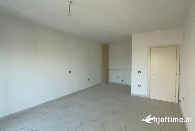 Shtepi ne shitje Apartament ne Tirane, 3+1, Mobilimi Bosh, pa mobiluar, Pagesa 333,500  Euro.