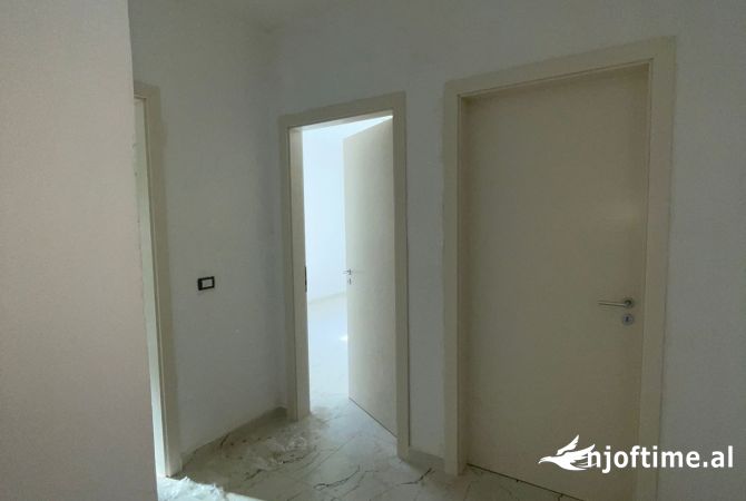 Shtepi ne shitje Apartament ne Tirane, 3+1, Mobilimi Bosh, pa mobiluar, Pagesa 333,500  Euro.