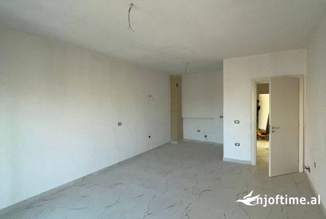 Shtepi ne shitje Apartament ne Tirane, 3+1, Mobilimi Bosh, pa mobiluar, Pagesa 333,500  Euro.