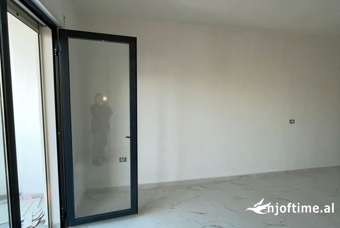 Shtepi ne shitje Apartament ne Tirane, 3+1, Mobilimi Bosh, pa mobiluar, Pagesa 333,500  Euro.
