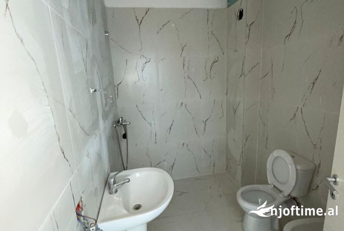 Shtepi ne shitje Apartament ne Tirane, 3+1, Mobilimi Bosh, pa mobiluar, Pagesa 333,500  Euro.
