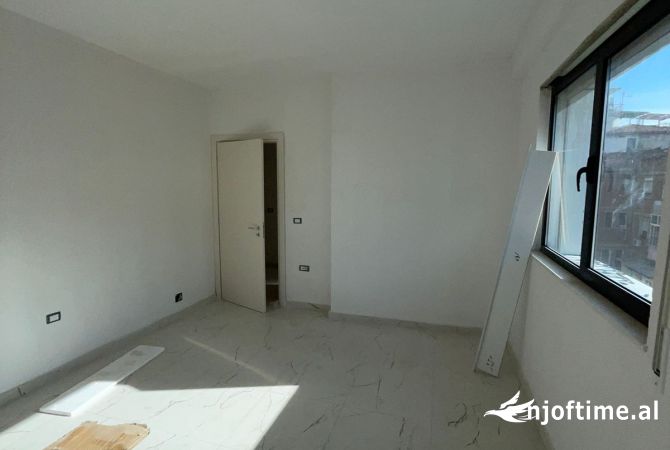 Shtepi ne shitje Apartament ne Tirane, 3+1, Mobilimi Bosh, pa mobiluar, Pagesa 333,500  Euro.